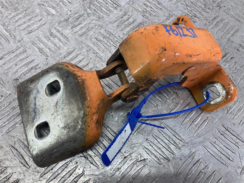 Петля двери передней левой