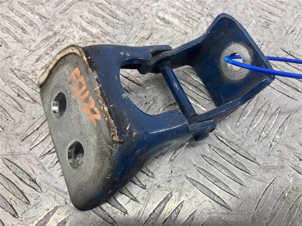 Петля двери передней левой