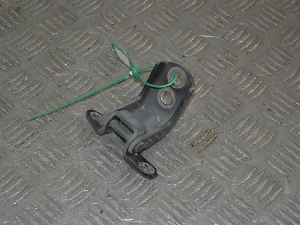 Петля двери передней левой