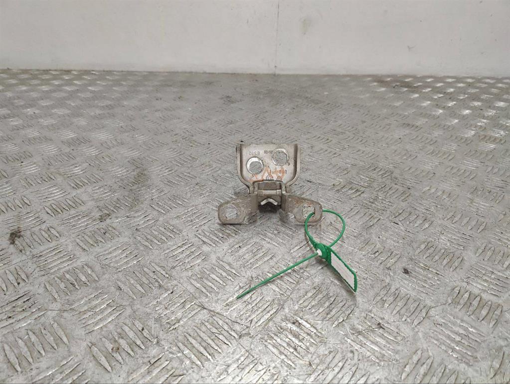 Петля двери передней правой