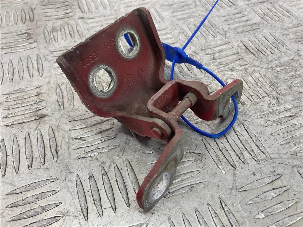 Петля двери передней правой