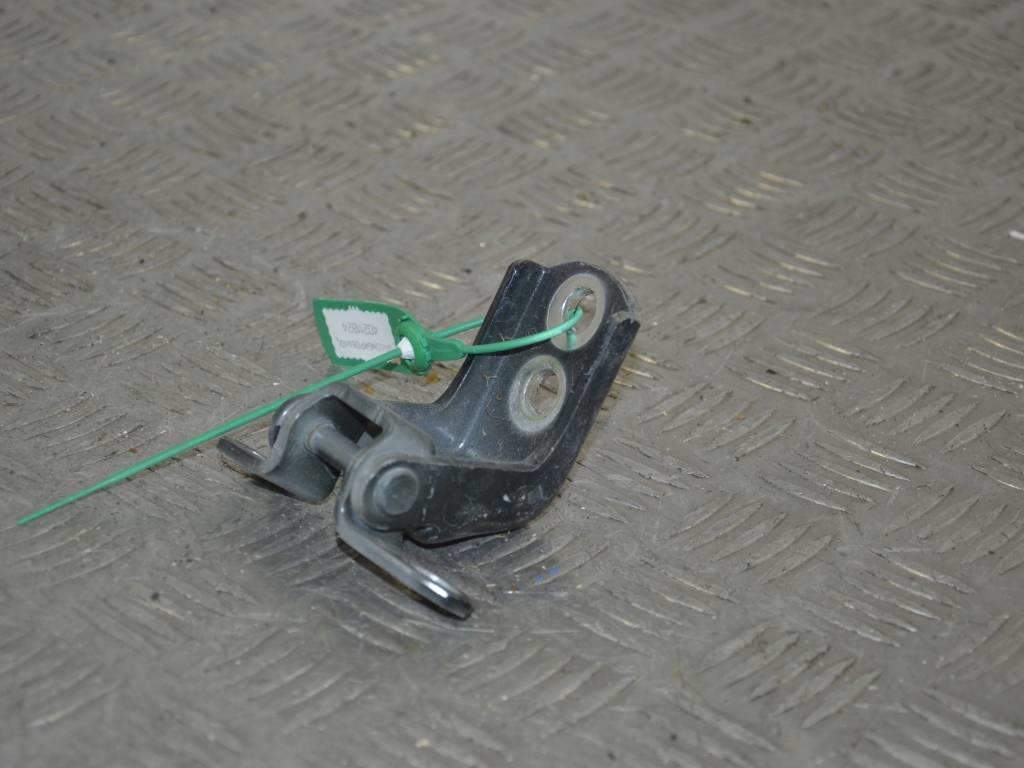 Петля двери передней правой