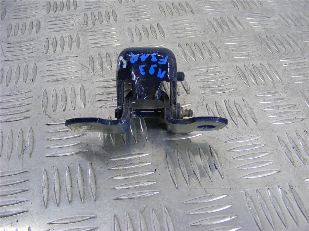 Петля двери