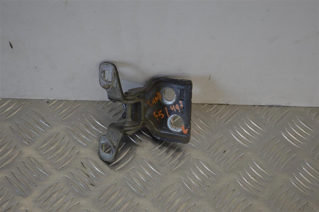 Петля двери