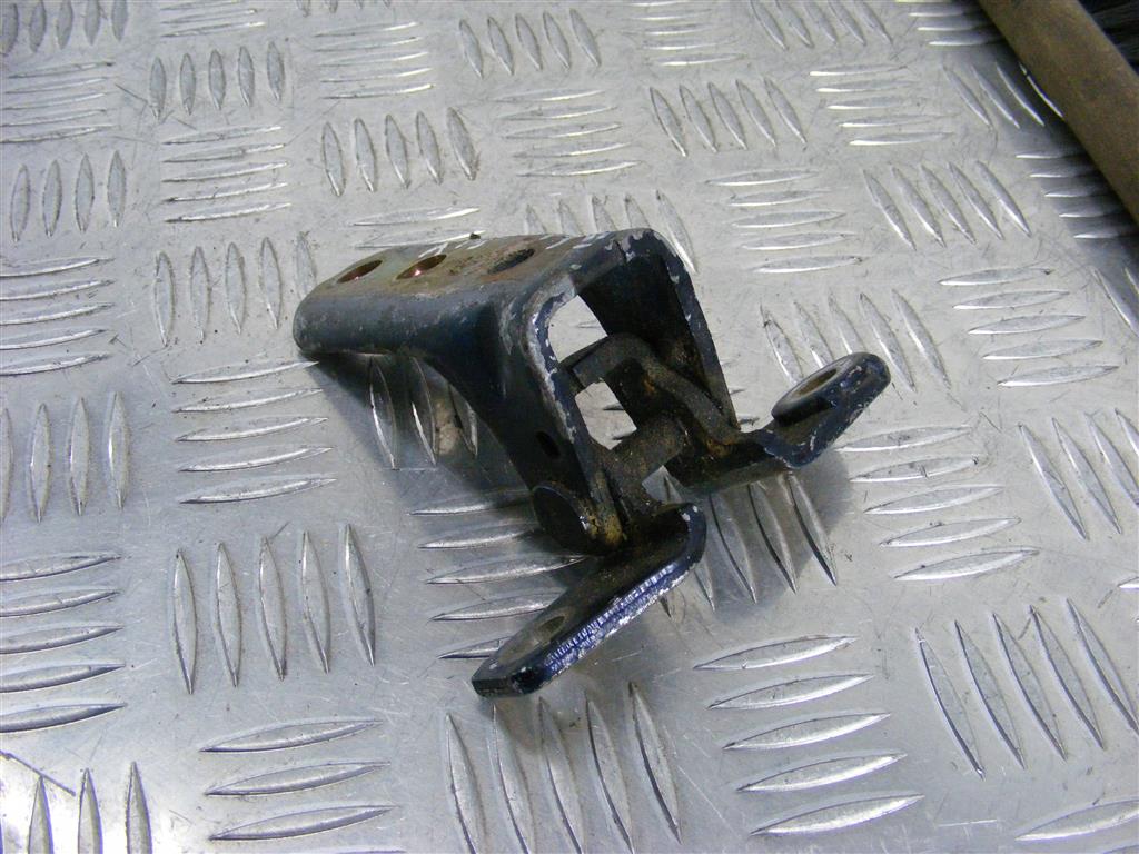 Петля двери