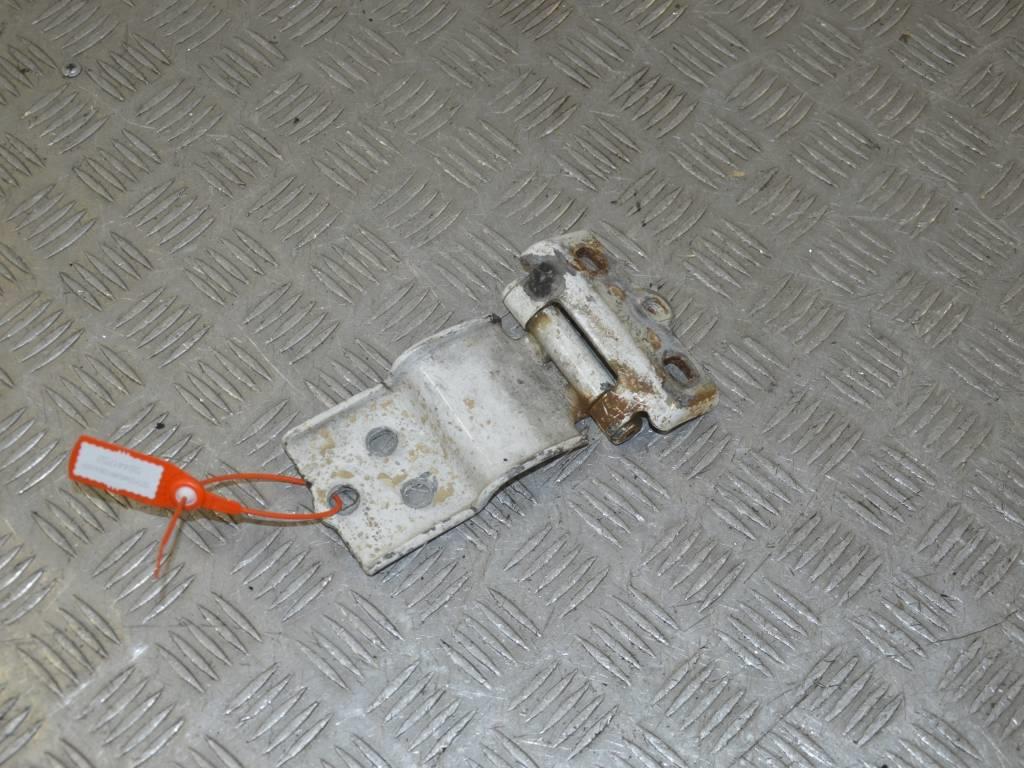 Петля двери задней левой