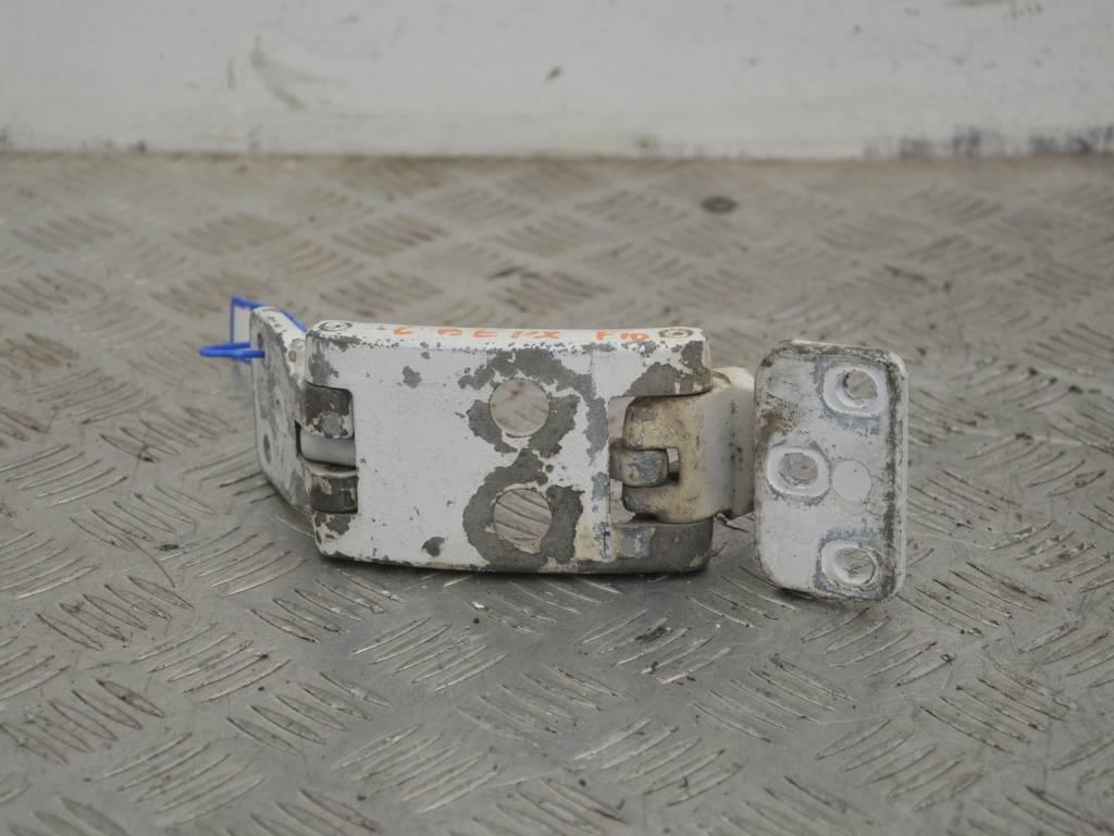 Петля двери задней левой