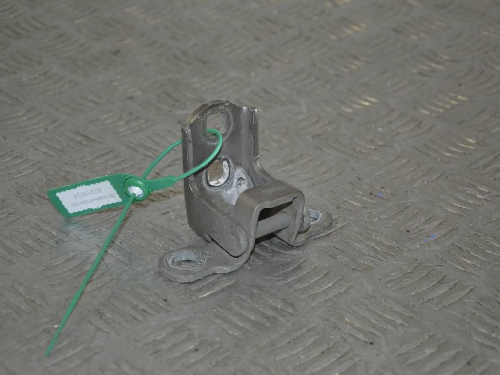 Петля двери задней правой