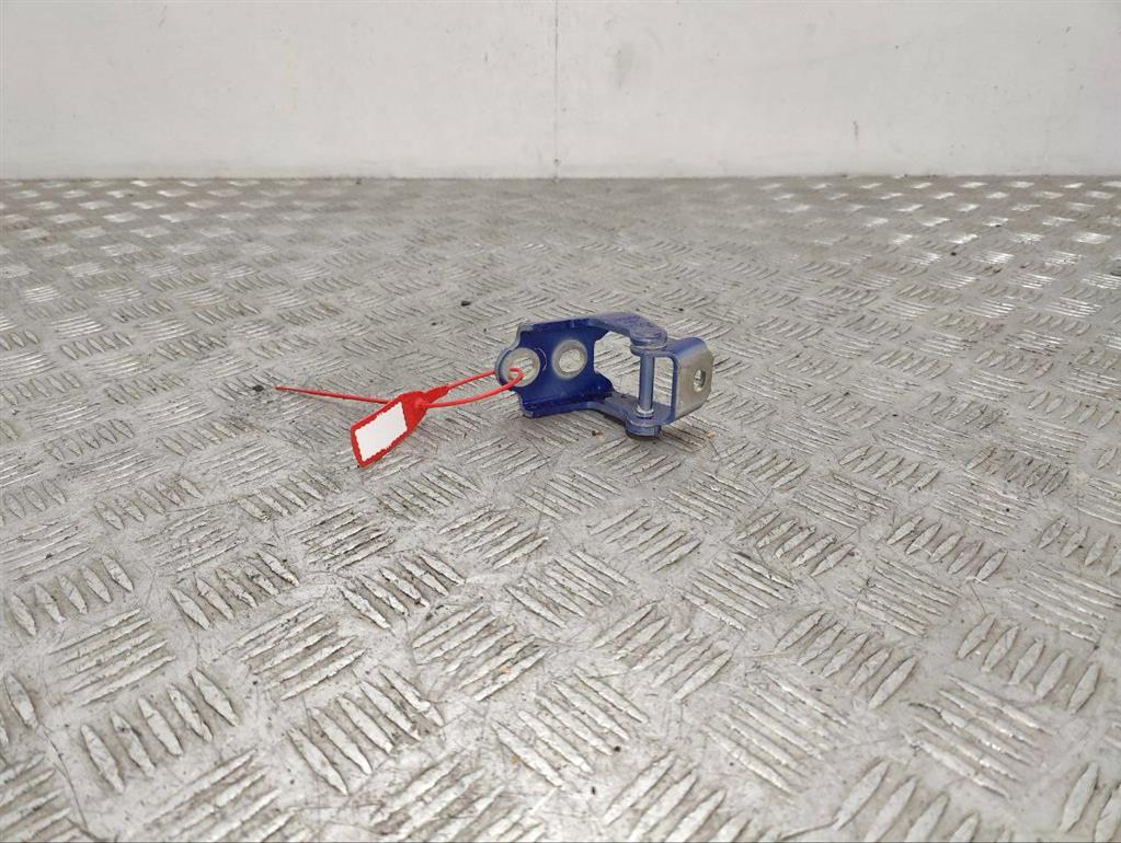 Петля двери