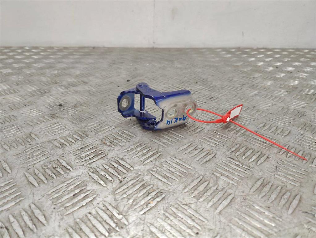 Петля двери