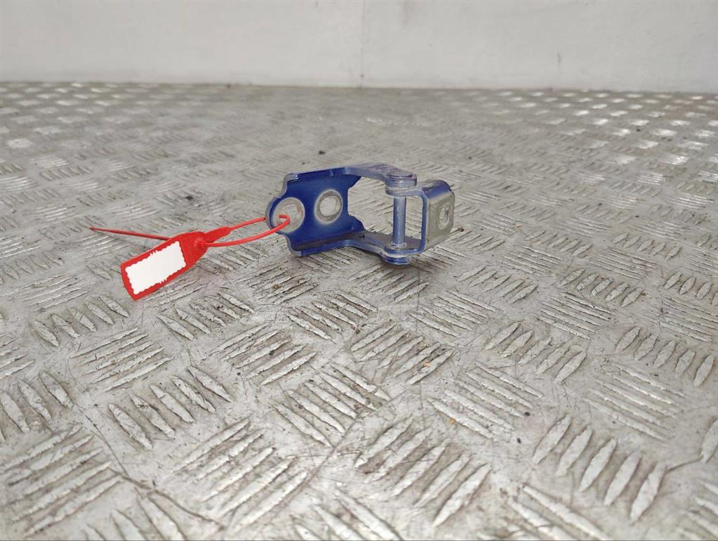 Петля двери