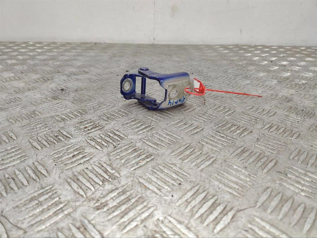 Петля двери