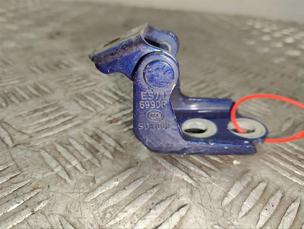 Петля двери