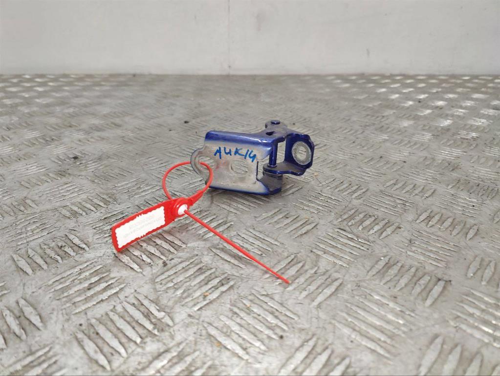 Петля двери