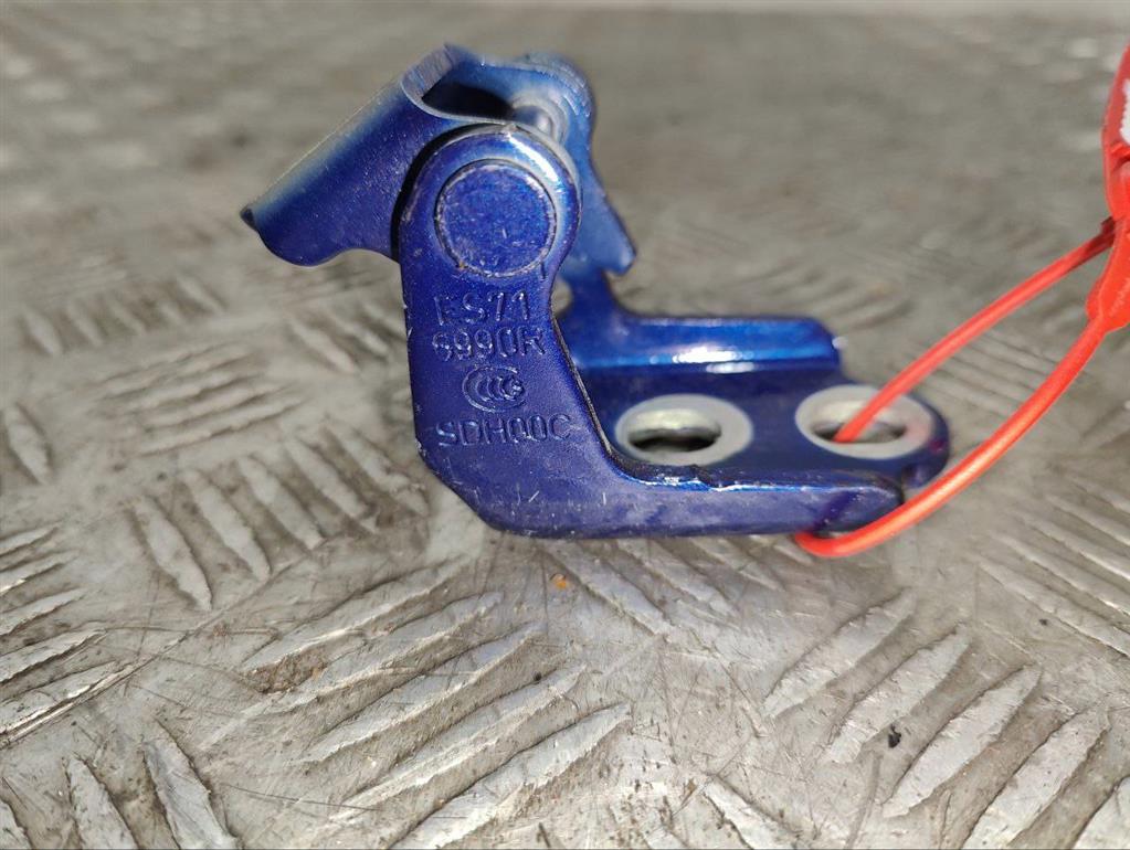 Петля двери