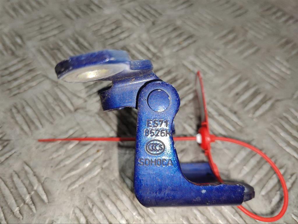 Петля двери