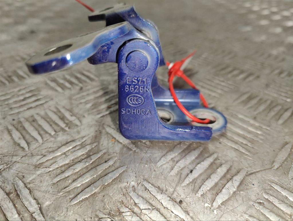 Петля двери