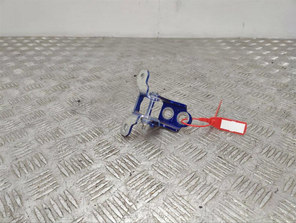 Петля двери