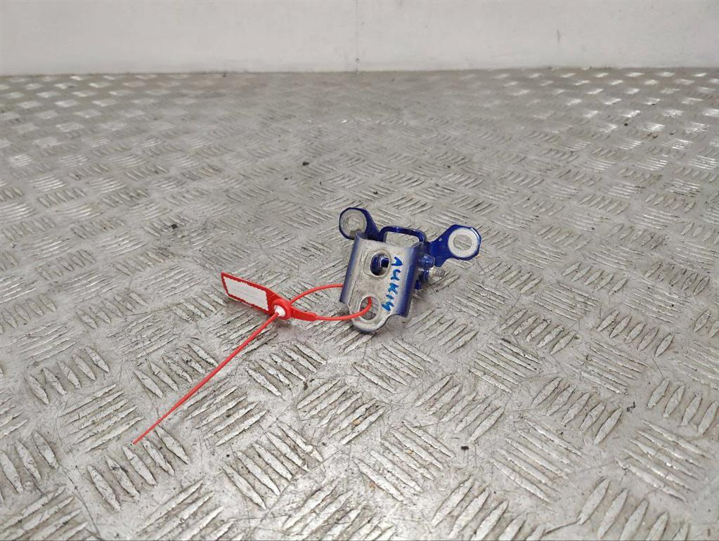 Петля двери