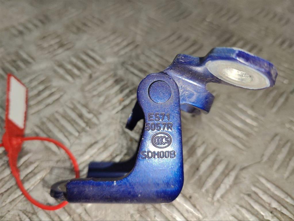 Петля двери