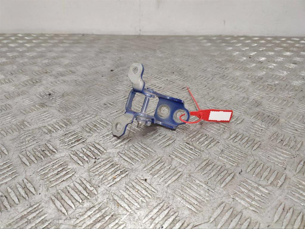 Петля двери