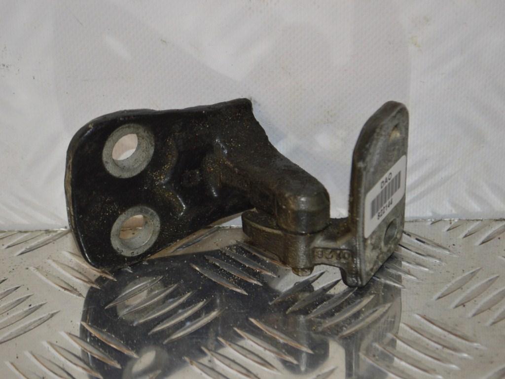 Петля двери