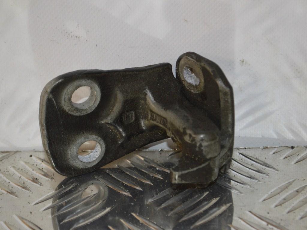 Петля двери