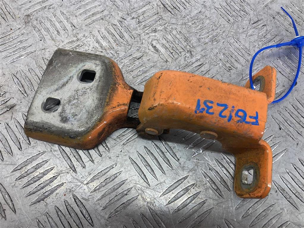 Петля двери