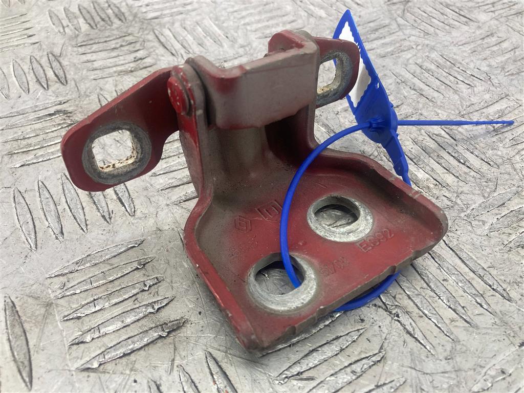 Петля двери