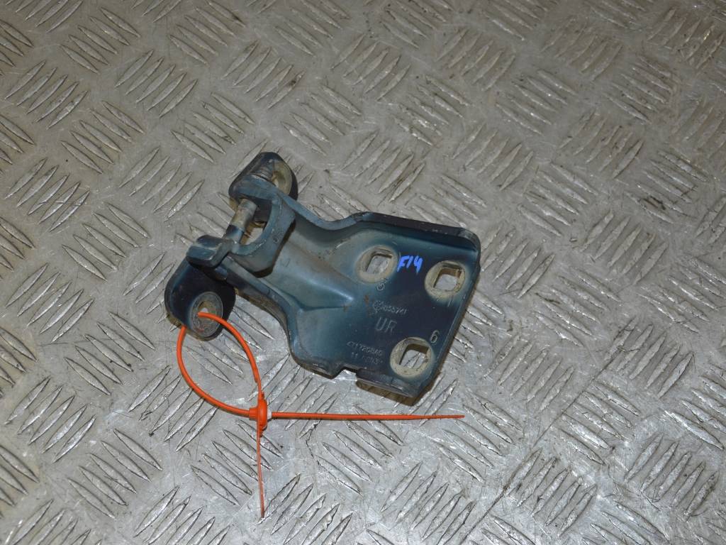 Петля двери