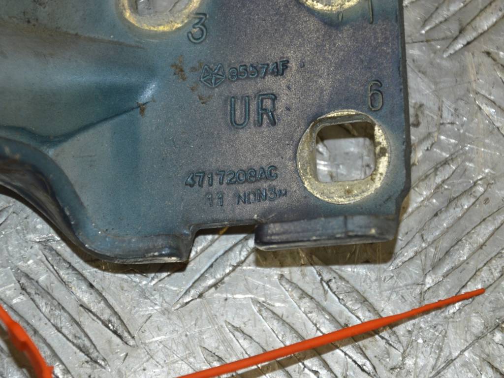 Петля двери