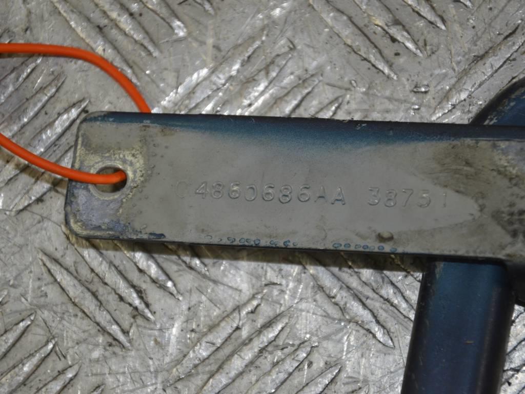 Петля капота правая