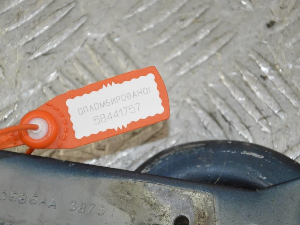 Петля капота правая