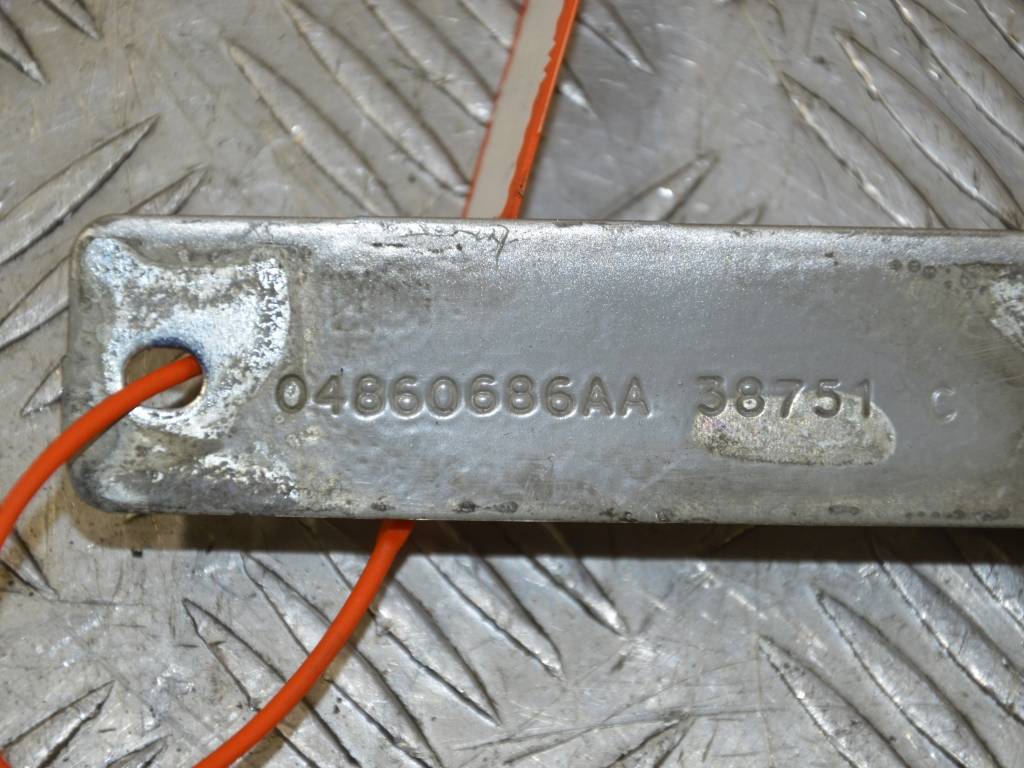 Петля капота правая