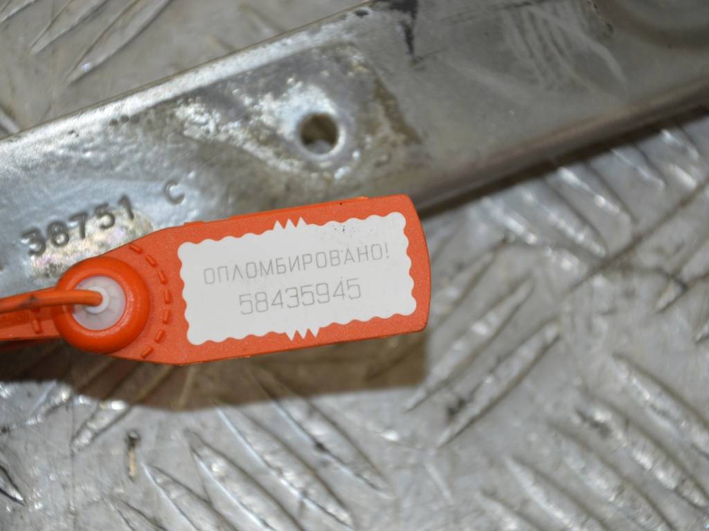 Петля капота правая