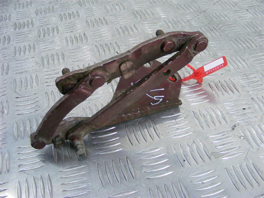 Петля капота