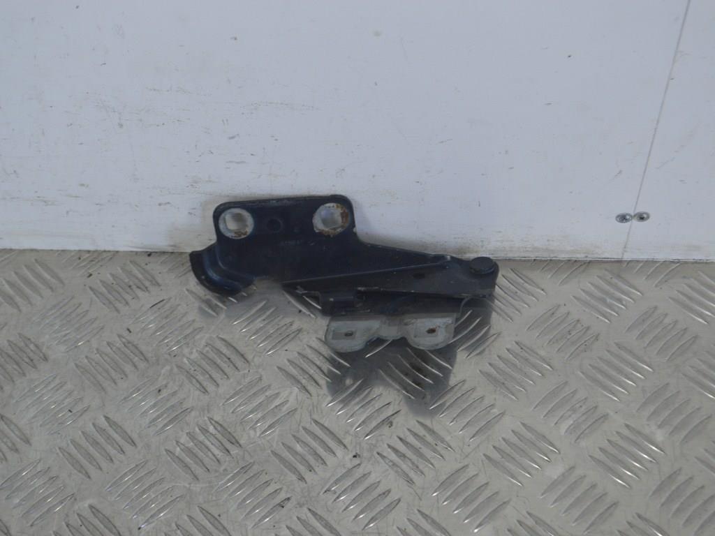 Петля капота