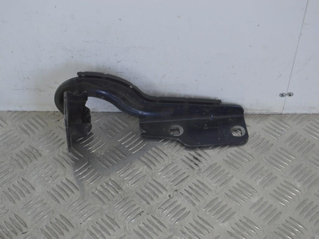 Петля капота