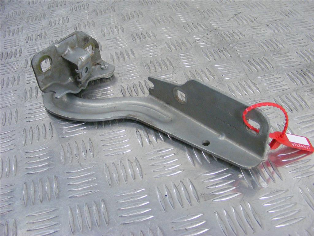 Петля капота