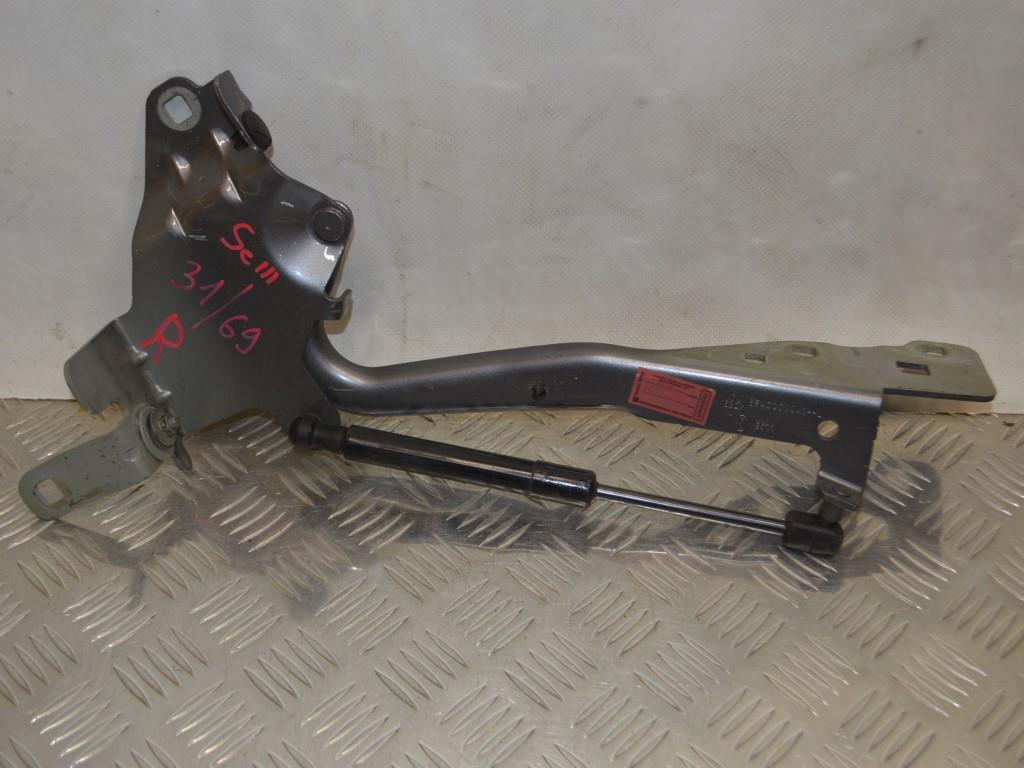 Петля капота