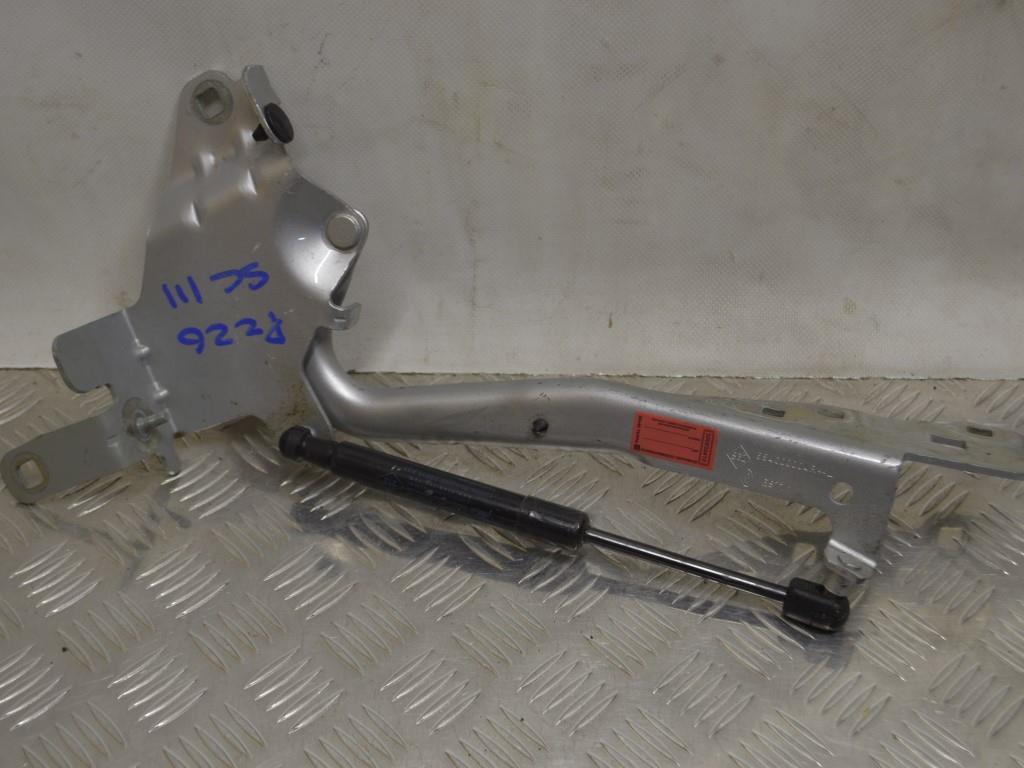 Петля капота