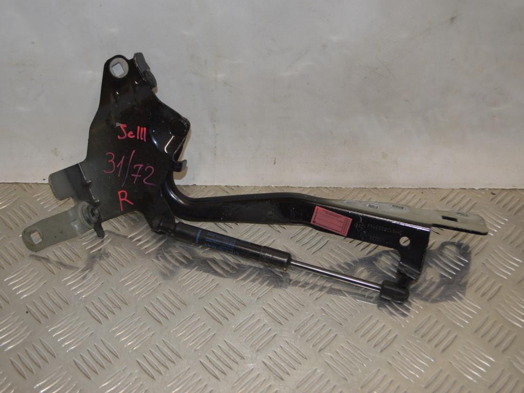 Петля капота