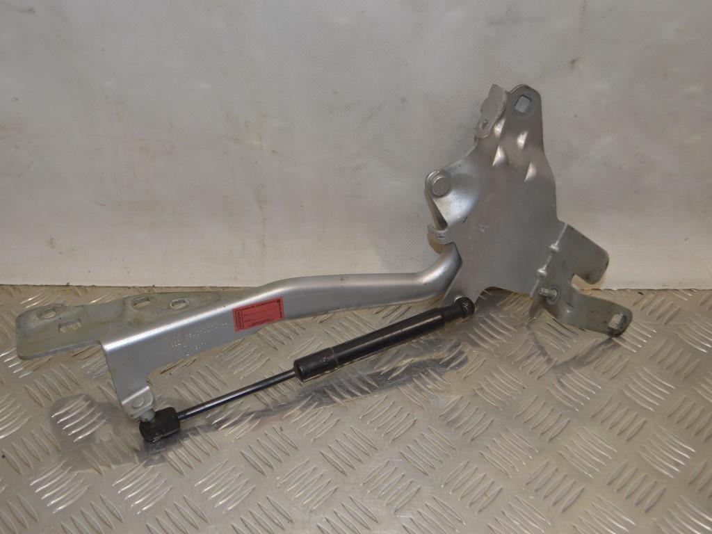 Петля капота