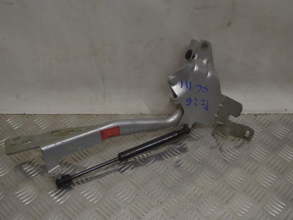 Петля капота