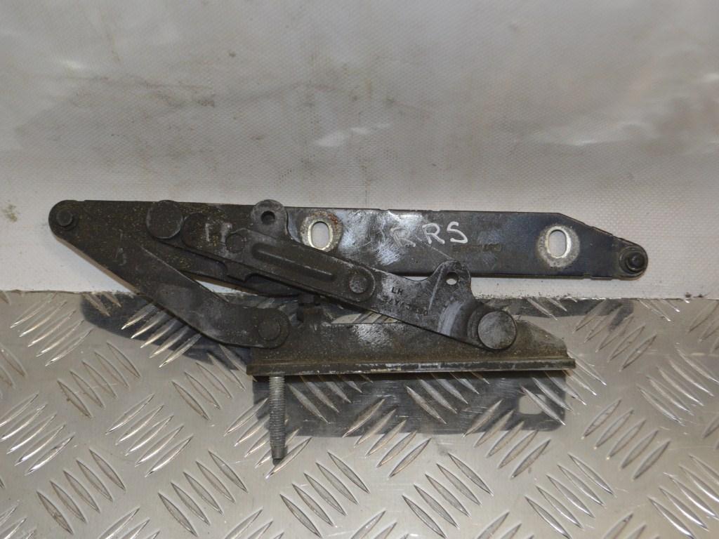 Петля капота