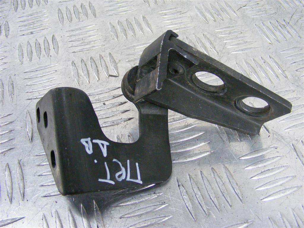 Петля крышки багажника