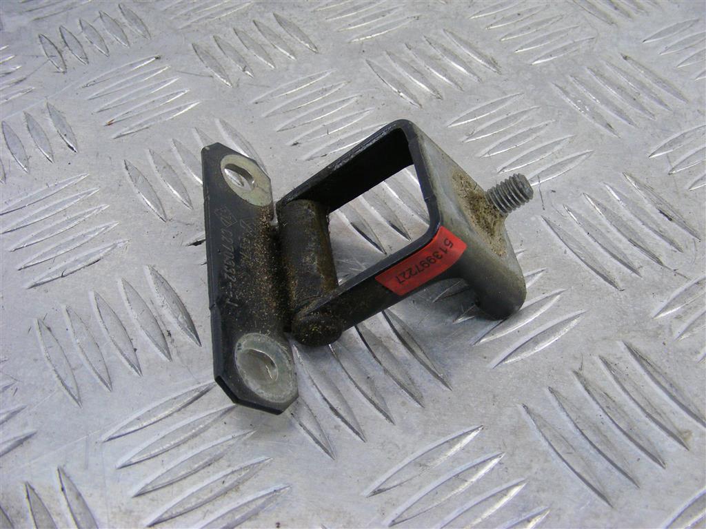 Петля крышки багажника