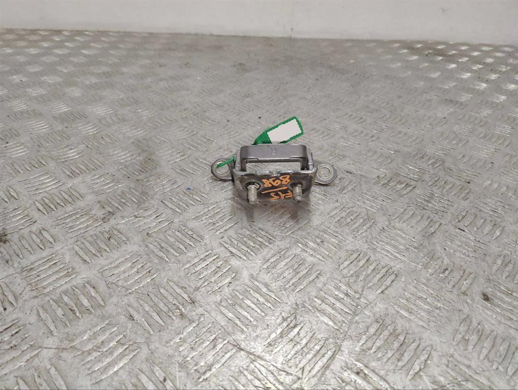 Петля крышки багажника