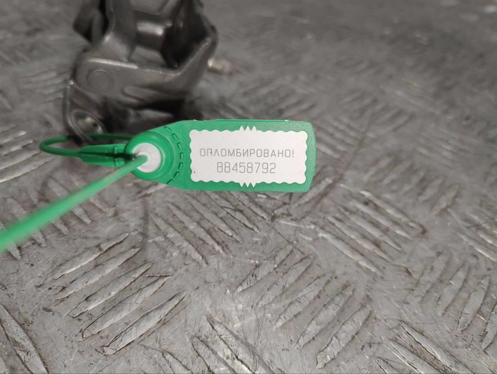 Петля крышки багажника