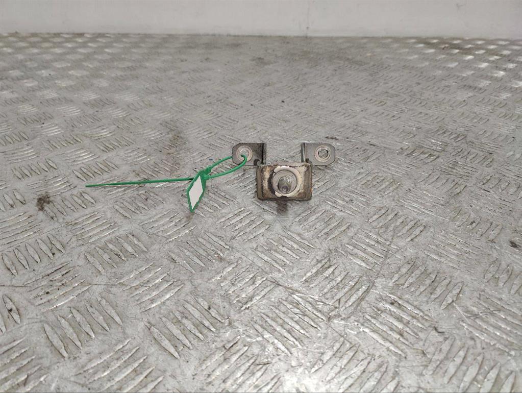 Петля крышки багажника